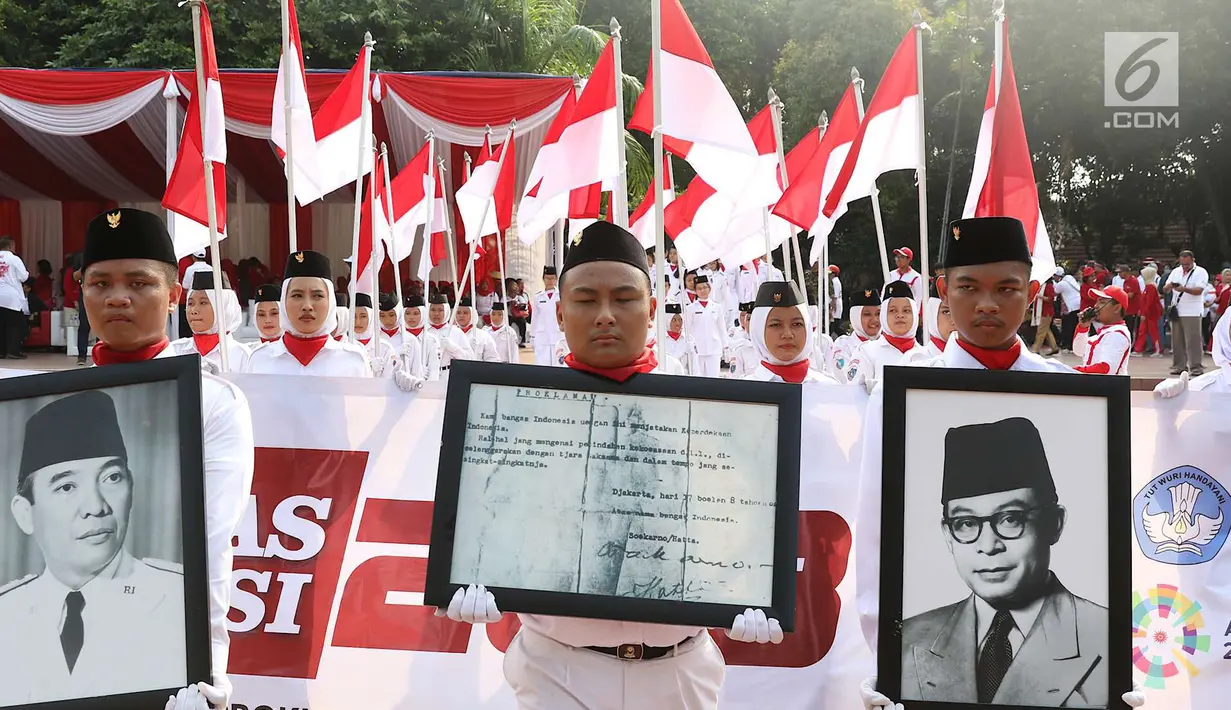 Peserta mengikuti kegiatan Napak Tilas Proklamasi di Tugu Proklamasi, Jakarta, Kamis (16/8). Acara tersebut diadakan dalam rangka menyambut HUT RI yang diikuti oleh masyarakat dari beragam latar belakang. (Liputan6.com/Immanuel Antonius)