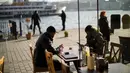 Pengunjung minum teh di restoran lokal di terminal feri Karakoy di Istanbul, Turki, Senin (3/1/2022). Inflasi tahunan Turki naik dengan laju tercepat dalam 19 tahun, melonjak menjadi 36,08% pada Desember lalu, menurut data resmi pada Senin. (AP Photo/Francisco Seco)