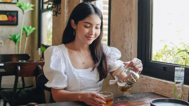 wanita juli saat banyak pikiran