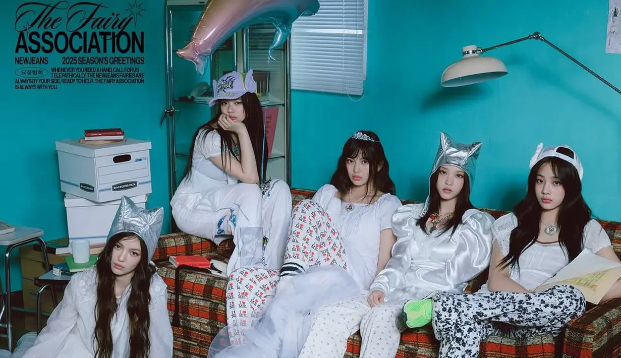 Tampil nyaman, NewJeans kompak kenakan baju tidur bernuansa putih dan headpiece. Bisa jadi ide outfit untuk pajamas party [@newjeans_official]