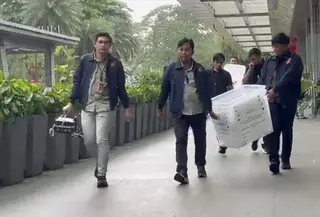 Polisi geledah kantor sekuritas. (Liputan6.com/Ady Anugrahadi)