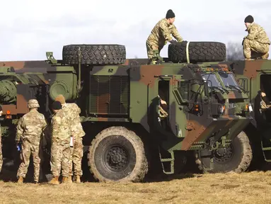 Pasukan AS dari Divisi Lintas Udara ke-82 yang baru-baru ini dikerahkan ke Polandia karena ketegangan Rusia-Ukraina sedang mendirikan kamp di bandara militer di Mielec, Polandia, 12 Februari 2022. Sekitar 4.700 tentara tambahan AS dikerahkan ke Polandia. (AP Photo/Beata Zawrzel)