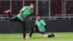 Kiper Timnas Indonesia, Andritany Ardhiyasa dan Awan Setho, melakukan pemanasan saat latihan di SUGBK, Jakarta, Jumat (14/6). Latihan ini persiapan jelang laga persahabatan melawan Vanuatu. (Bola.com/Yoppy Renato)