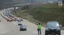Petugas dari PT Waskita Karya mengatur kendaraan saat pola buka tutup pada ruas tol fungsional Bogor-Sukabumi di Cigombong, Bogor (16/6). Kemacetan terjadi sepanjang lebih dari lima kilometer pada jalan arteri Ciawi-Sukabumi. (Merdeka.com/Arie Basuki)