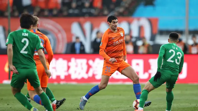 Mantan pemain Manchester United (MU), Marouane Fellaini (oranye) kini bermain untuk klub China, Shandong Luneng