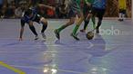 Pemain Timnas Futsal Indonesia, Reza Yamani (tengah) mencoba melewati para pemain BJL 2000 pada laga Uji Coba di Lapangan Futsal Tifosi Sport Center, Jakarta, (14/1/2017). Timnas menang 7-5. (Bola.com/Nicklas Hanoatubun)