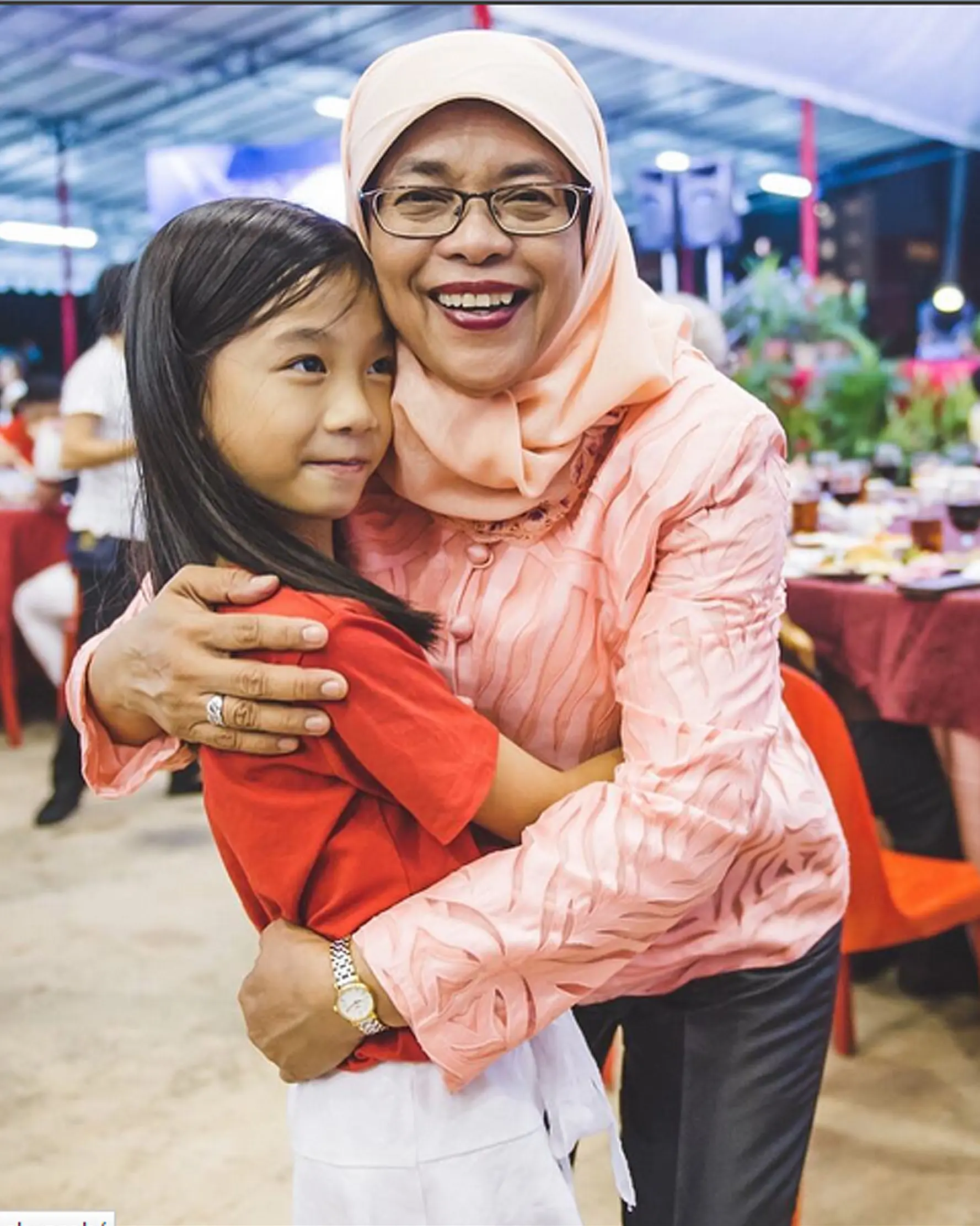 Riko (9 tahun) mendatangai Halimah Yacob untuk meminta tanda tangan dan mengucapkan terima kasih sambil memeluk, Singapura (14/8). (instagram.com/halimahyacob)