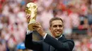 Mantan kapten Jerman Philipp Lahm mempersembahkan trofi Piala Dunia pada penutupan Piala Dunia 2018 Rusia sebelum pertandingan sepak bola final antara Prancis dan Kroasia di Stadion Luzhniki, Moskow (15/7). (AFP Photo / Ganjil Andersen)