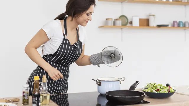wanita memasak