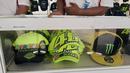 Seluruh merchandise tersebut bertema tentang sang legenda. Mulai dari tulisan VR46, Valentino Rossi, the doctor. (Bola.com/Yus Mei Sawitri)