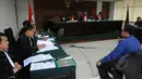 Mantan pengacara Raja Bonaran, Tomson Situmeang (kanan) memberikan keterangan saat menjalani sidang dengan terdakwa Raja Bonaran di Pengadilan Tipikor, Jakarta, Senin (30/3/2015). (Liputan6.com/Herman Zakharia)