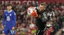 Penjaga gawang Manchester United, David De Gea, berhasil menangkap bola dari tendangan pemain Chelsea dalam pertandingan partai tunda pekan ke-32 English Premier League 2022/2023 yang berlangsung di Old Trafford, Jumat (26/5/2023) dini hari WIB. (AP Photo/Dave Thompson)