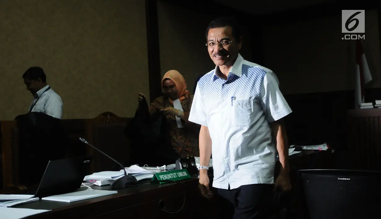 Mantan Mendagri Gamawan Fauzi saat jeda persidangan dugaan korupsi proyek e-KTP dengan terdakwa, Setya Novanto di Pengadilan Tipikor, Jakarta, Senin (29/1). Sidang mendengar keterangan saksi. (Liputan6.com/Helmi Fithriansyah)