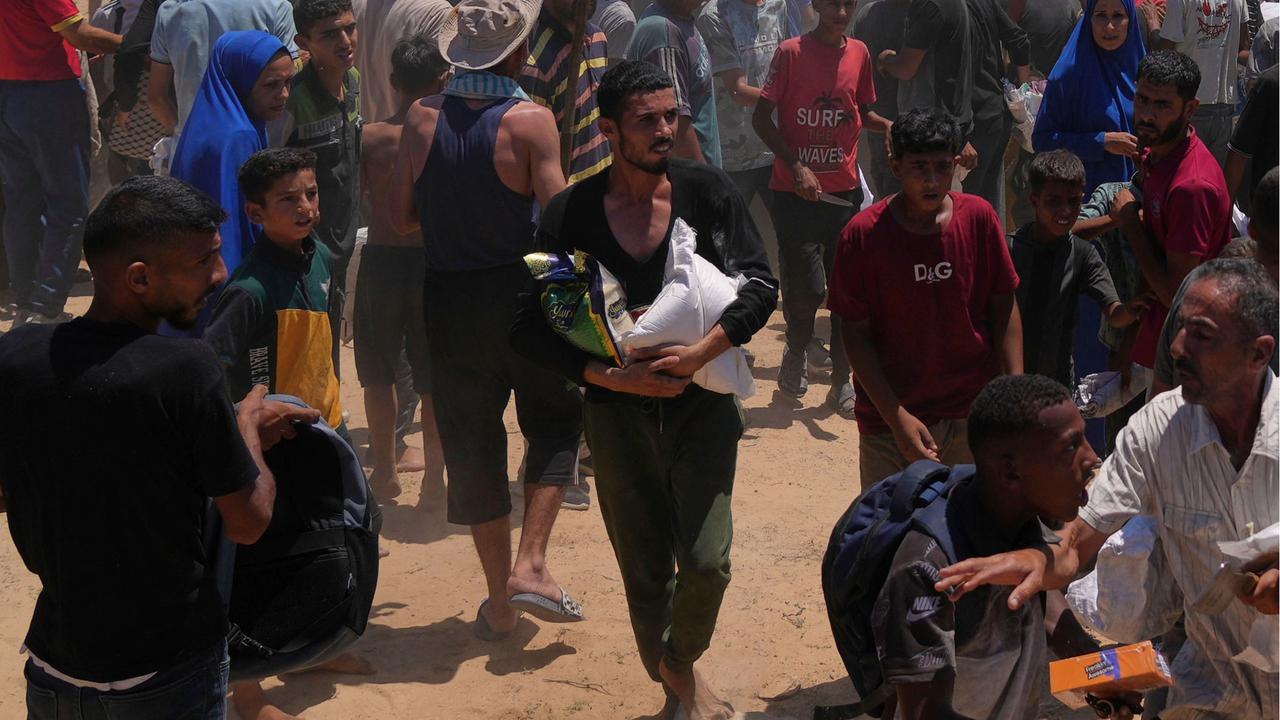 FOTO: Perjuangan Warga Gaza Berebut Bantuan dari Langit