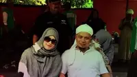 'Kebersamaan dalam cinta dan kasih sayang' judul video yang dibuat dari foto-foto keharmonisan keluarganya. Keluarga ustaz Arifin Ilham dengan ketiga istrinya. Sang ustad juga begitu perhatian pada istri-istrinya. (Instagram/yuni_syahla_aceh)