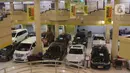 Pedagang mengelap mobil bekas yang dijual di Jakarta, Senin (24/2/2020). Realisasi penjualan mobil bekas pada Januari 2020 mencapai 2.100-an unit, menurun 8,69 persen dibandingkan penjualan pada Januari 2019 yang mencapai 2.300 unit. (Liputan6.com/Angga Yuniar)