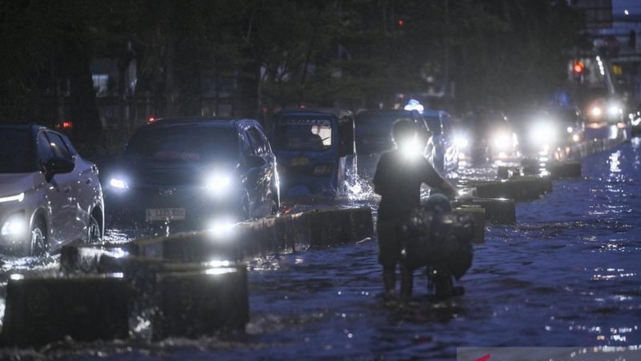 Banjir Jakarta Utara: Empat RT dan Belasan Ruas Jalan Masih Terendam Hingga Minggu Malam