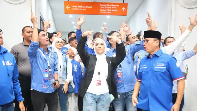 Beberapa artis dan politisi PAN ikut mengantarkan pasangan Capres Prabowo Subianto dan Gibran Rakabuming Raka.