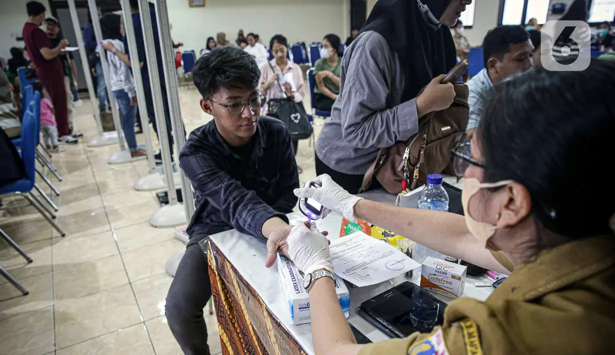 “Makanya pada perekrutan untuk Pemilu 2024, dipastikan semua KPPS memiliki syarat kesehatan. Setidaknya akan diminta pemeriksaan kesehatan terkait dengan darah tinggi, kolesterol dan diabetes,” jelas Parsadaan di Kantor KPU DKI Jakarta, Senin (11/12/2023). (Liputan6.com/Faizal Fanani)