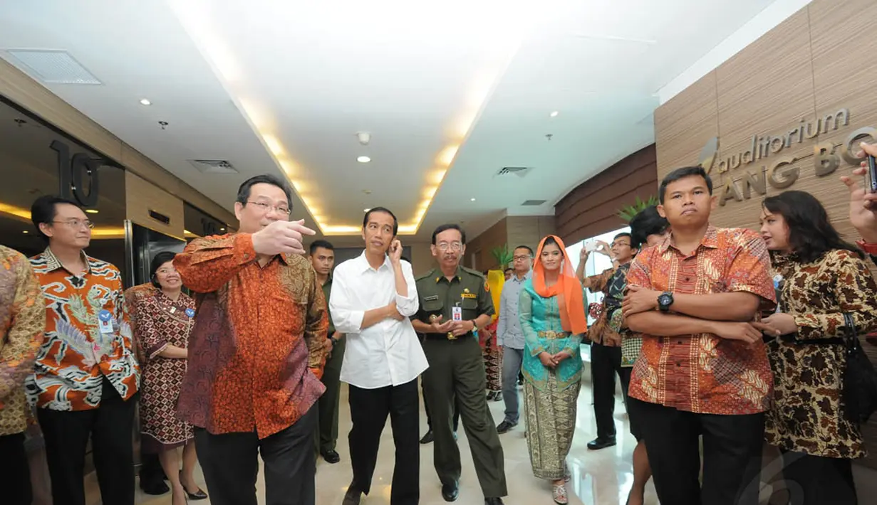 Kedatangan Jokowi disabut beberapa orang di Auditorium Mayapada Hospital, Jakarta, Senin (26/5/14) (Liputan6.com/Herman Zakharia)