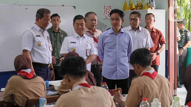 Wapres Gibran Rakabuming Raka Tinjau Langsung Uji Coba Program Makan Bergizi Gratis di SMPN 270 Jakarta