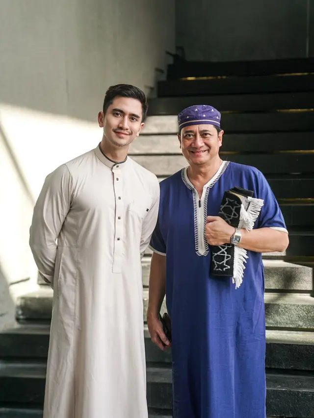 Verrell Bramasta saat akan melaksanakan Salat Id, Rabu (10/4/2024)