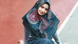 Pemeran Amel, Enzy Storia nyatanya terlihat begitu menawan saat kenakan hijab. Ya, Enzy beberapa momen memang mengakui sedang belajar berhijab. Penampilannya saat berhijab pun curi perhatian. (Liputan6.com/IG/enzystoria)