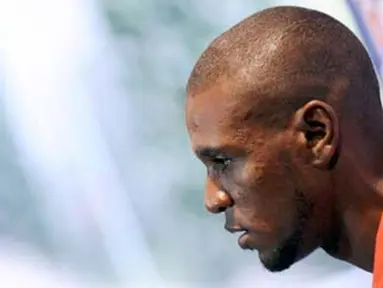 Bek Timnas Prancis dan Barcelona, Eric Abidal saat konferensi pers seusai laga kualifikasi PD 2010 lawan Kep. Faroe di Perros-Guirec, Prancis Barat, 11 Oktober 2009. AFP PHOTO / FRANCK FIFE 