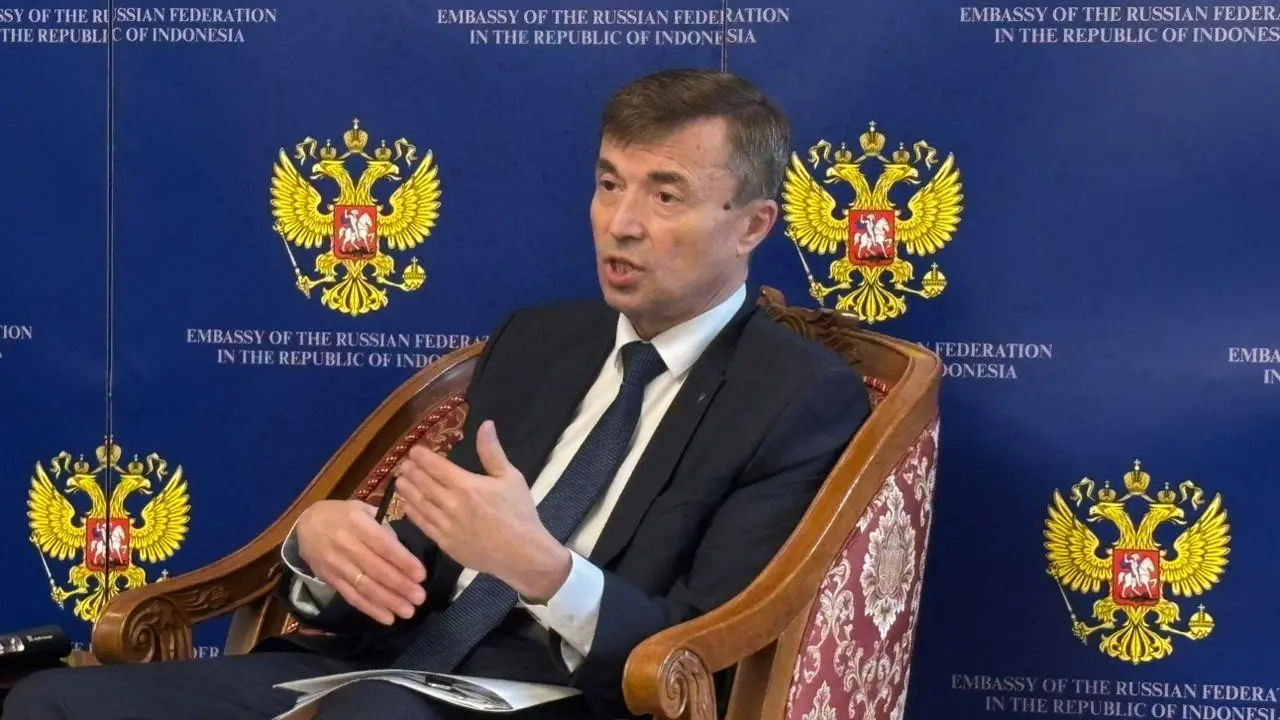 Duta Besar Rusia untuk Indonesia Sergey Tolchenov saat memberikan keterangan kepada awak media di Jakarta, Rabu (24/6/2026).