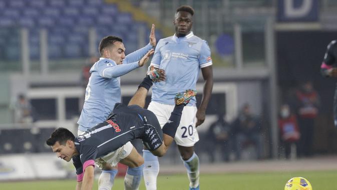 Gonzalo Escalante dan Hirving Lozano berebut bola pada laga Liga Italia antara Lazio dan Napoli di stadion Olimpiade Roma, Minggu, 20 Desember 2020. (AP Photo / Gregorio Borgia)