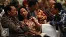 Jaksa Agung HM Prasetyo (kiri) berbincang dengan Menteri BUMN Rini Soermano saat mengikuti program kebijakan pengampunan pajak atau tax amnesty di Kantor Pusat Dirjen Pajak, Jakarta, Jumat (1/7). (Liputan6.com/Faizal Fanani)