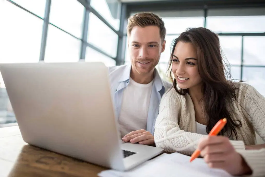 Memang, pacaran sama teman sekantor nggak seenak yang dibayangkan. (Foto: rd.com)