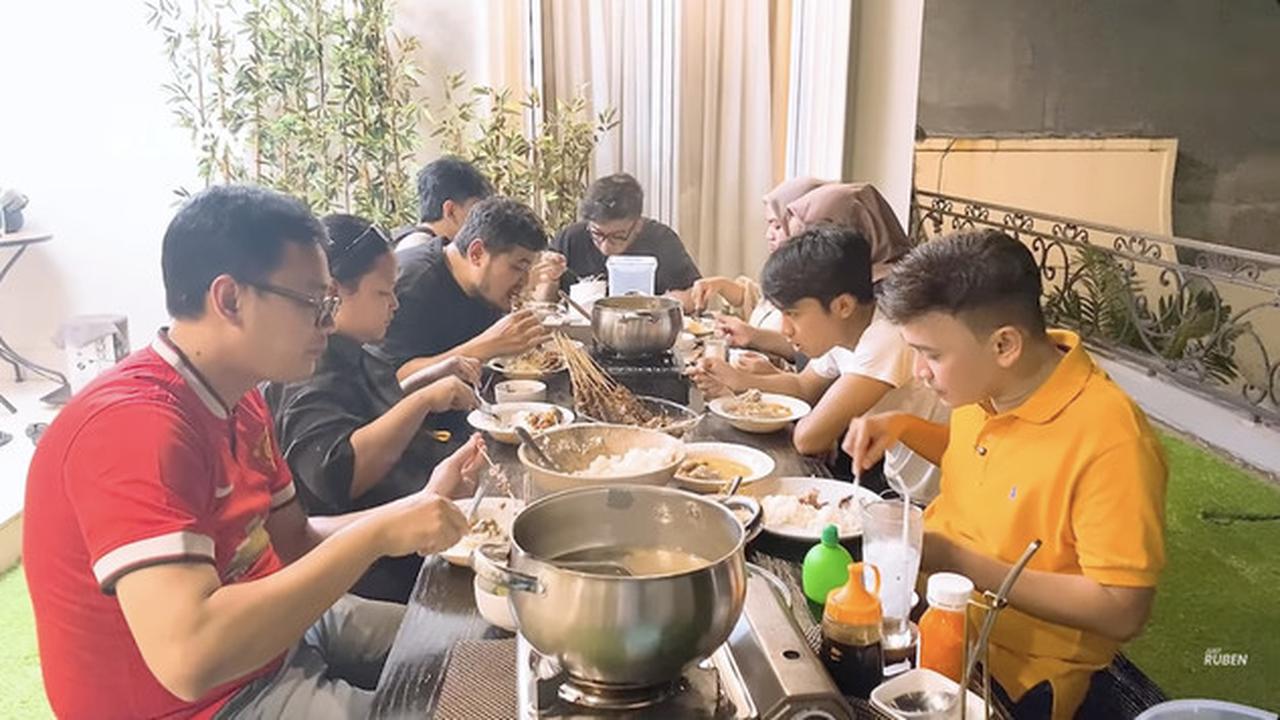 6 Potret Balkon Rumah Ruben Onsu Desain Semi Terbuka, Spot Favorit Kumpul Keluarga