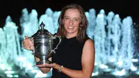 Petenis tunggal putri Polandia, Iga Swiatek berhasil menjuarai turnamen tenis US Open 2022 usai mengalahkan petenis Tunisia, Ons Jabeur dengan dua set langsung 6-2, 7-6 (5) dalam laga final yang digelar di Arthur Ashe Stadium, Minggu (11/9/2022) dini hari WIB. (AFP/Getty Images/Julian Finney)