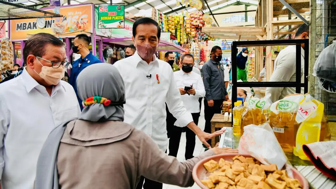 Presiden Jokowi  mengecek ketersediaan sejumlah bahan kebutuhan pokok masyarakat di Pasar Rakyat Desa Tempurejo, Kecamatan Tempuran, Kabupaten Magelang, Provinsi Jawa Tengah, pada Rabu (30/03/2022). (Foto: BPMI Setpres/Laily Rachev)
