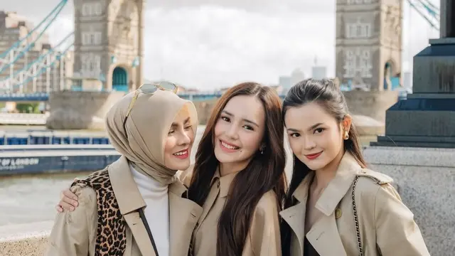 Liburan Akhir Tahun ke London, Gaya Beby Tsabina & Keluarga Tampil Kompak dalam Layering Nuansa Nude