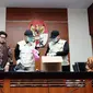 Wakil Ketua KPK Basaria Panjaitan (kedua kiri) bersama Alexander Marwata (kanan) saat memberi keterangan di Gedung KPK, Jakarta, Kamis (14/9). Keterangan terkait operasi tangkap tangan Bupati Batubara, OK Arya Zulkarnain. (Liputan6.com/Helmi Fithriansyah)