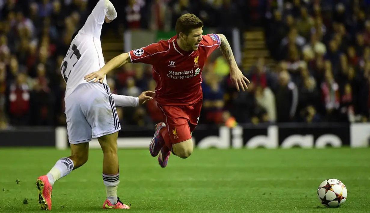 Bek Liverpool, Alberto Moreno (kanan) terjungkal menahan gelandang Real Madrid, Isco pada laga Liga Champions Grup B di Stadion Anfield, (23/10/2014). (AFP PHOTO/Pierre-Philippe Marcou)