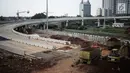 Suasana pembangunan proyek Tol Depok - Antasari (Desari) di kawasan Cilandak, Jakarta, Kamis (19/4). Tol Desari merupakan salah satu proyek prioritas nasional dan ditargetkan dapat beroperasi pada tahun 2018 ini. (Liputan6.com/Faizal Fanani)