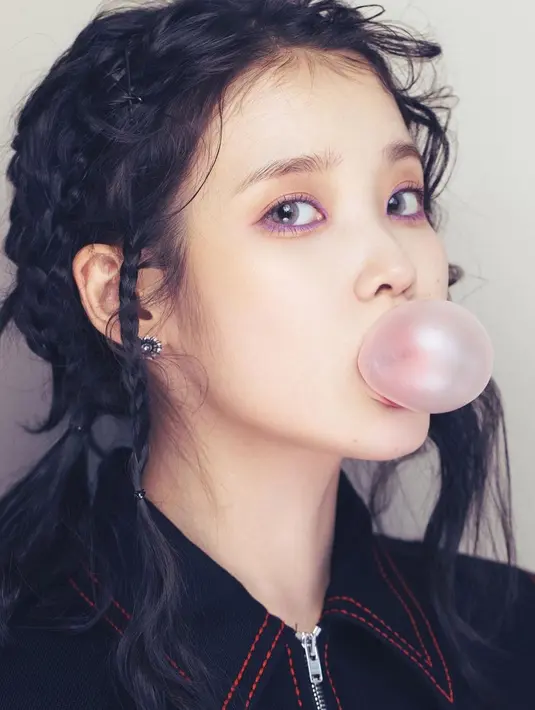 Y2K vibes dari IU yang sungguh memesona, dari gaya makeup hingga gaya rambutnya yang edgy. [Foto: Instagram/dlwlrma]