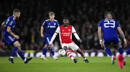 Pemain Arsenal Ainsley Maitland-Niles mengontrol bola saat melawan Leeds United pada pertandingan Piala Liga Inggris di Emirates Stadium, London, Inggris, 26 Oktober 2021. Arsenal menang 2-0. (AP Photo/Matt Dunham)