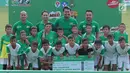 Tim Ponaryo dan tim Kurniawan foto bersama usai pertandingan MILO Football Camp 2018 di ISCI, Ciputat, Sabtu. (12/5). Sembilan pemain Tim Ponaryo mendapat kesempatan berlatih ke Barça Academy Barcelona. (Liputan6.com/Pool/Rizky)