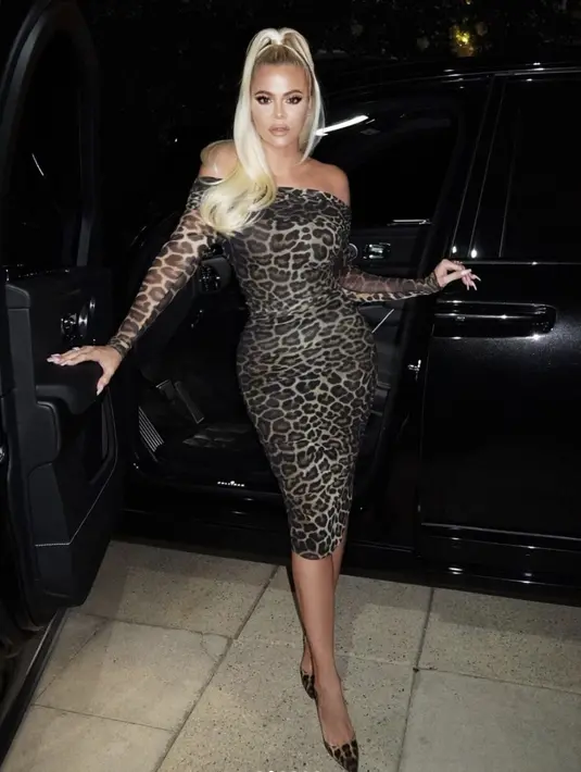 Seadngkan gaya Khloe dengan dress motif yang memeluk tubuh bisa jadi inspirasi gaya yang sempurna. [Foto: Instagram/Khloe Kardashian]