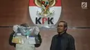 Petugas disaksikan Wakil Ketua KPK Alexander Marwata menunjukkan barang bukti hasil OTT hakim PN Jakarta Selatan, di gedung KPK, Rabu (28/11). KPK menetapkan 5 tersangka termasuk  hakim PN Jakarta Selatan dan pengacara. (Merdeka.com/Dwi Narwoko)