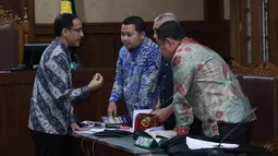Dalam persidangan, Nadiem Makarim menjelaskan keberadaan tim bayangan atau shadow tim di Kemendiktisaintek. Tampak dalam foto, mantan Menteri Pendidikan, Kebudayaan, Riset, dan Teknologi (Mendikbudristek), Nadiem Makarim (kiri), usai mengikuti sidang lanjutan di Pengadilan Tindak Pidana Korupsi (Tipikor) Jakarta, Senin (11/5/2026). (merdeka.com/Arie Basuki)