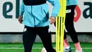 Gelandang Villarreal Etienne Capoue menghadiri sesi latihan bersama rekan setimnya di Ciudad Deportiva Villarreal di Vila-Real, Senin (22/11/2021). Villarreal bakal menjamu Manchester United dalam lanjutan Liga Champions, Selasa (23/11) waktu setempat. (JOSE JORDAN / AFP)