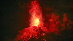 Lava mengalir keluar dari kawah Gunung Berapi Fuego, seperti yang terlihat dari San Juan Alotenango, Guatemala, Selasa, 4 Agustus 2026. (AFP/Johan Ordonez)