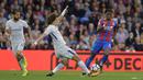 Bek Chelsea, David Luiz, berebut bola dengan striker Crystal Palace, Wilfried Zaha, pada laga Premier League di Stadion Selhurst Park, Sabtu (14/10/2017). Crystal Palace menang 2-1 atas Chelsea. (AP/Alastair Grant)