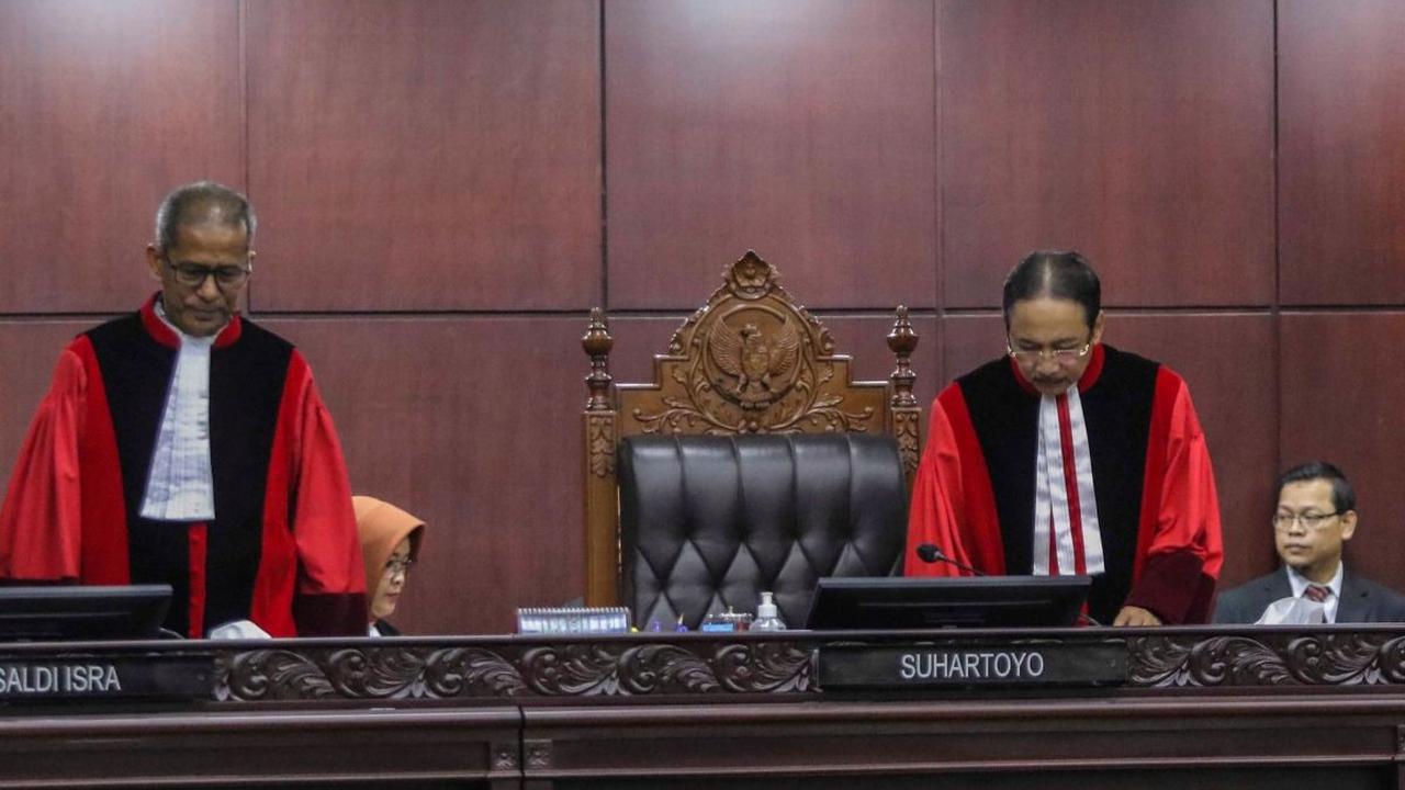 "Sudah kalau mau bicara semua keluar saja berdua," tegas Suhartoyo.<br>