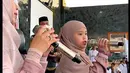 Berbeda dengan anak seusianya, saat libur sekolah Maryam juga mengikuti bundanya safari dakwah. [Instagram/okisetianadewi]